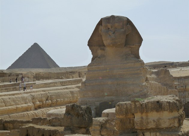 Vlevo od Sfingy se Egypťané snaží přivydělat tím, že radí turistům, jak se...