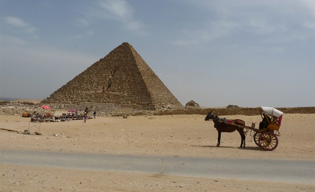 Dotěrní prodejci před Menkaureovou pyramidou čekají na další turisty.