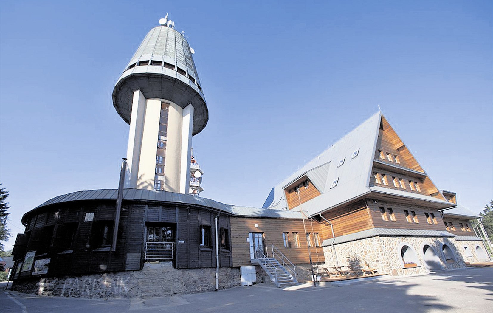 Betonová rozhledna na Suchém vrchu pro�la mnoha úpravami, poslední prob�hla v