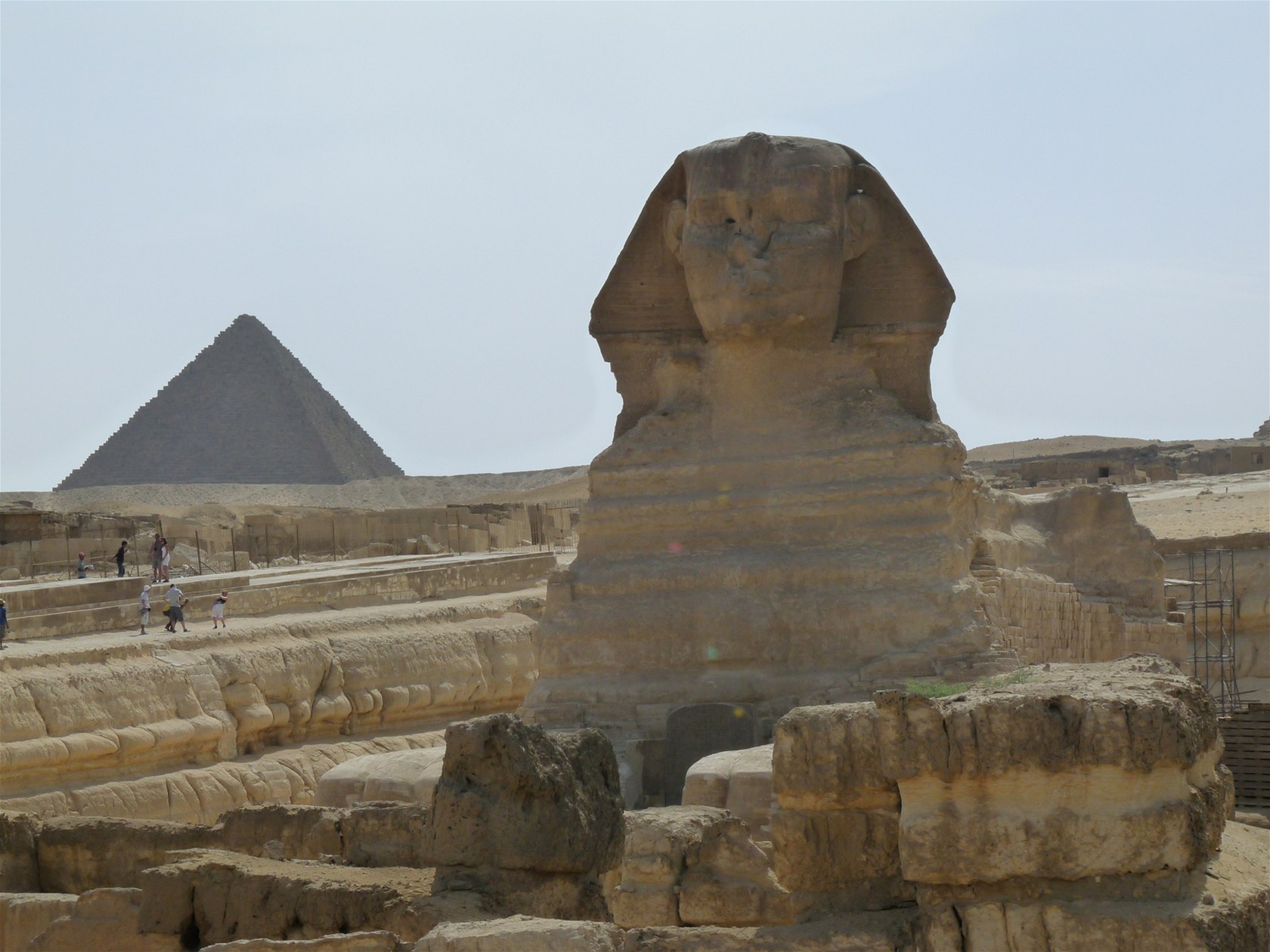 Vlevo od Sfingy se Egyp�ané sna�í p�ivyd�lat tím, �e radí turist�m, jak se...