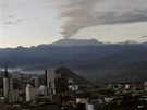 Dýmající sopka Nevado del Ruiz nedaleko kolumbijského msta Manizales na snímku