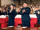 Severokorejský vdce Kim ong-un (druhý zprava) a neznámá ena na koncertu ve