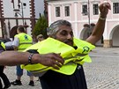 Na námstí dorazili dva Romové, aby si i pro fotografy oblékli reflexní vesty
