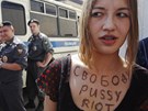 Ped budovou moskevského soudu se shromádilo nkolik podporovatel Pussy Riot.