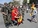 NA PAMÁTKU. Fanouci panlska se v Kyjev fotí s místními vojáky v den