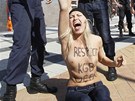 NECHTE NÁS! Jedna z aktivistek z hnutí Femen kií poté, co proti ní zasáhli...