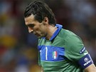 HLAVA DOLE. Italský gólman Gianluigi Buffon zklaman kouká do zem, jeho tým v