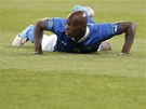 PÍSKNE TO? Mario Balotelli se s vykuleným výrazem v oblieji ohlíí na