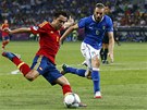 CENTR. panlský záloník Xavi se pokouí nacentrovat do vápna pes Itala