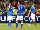 BEZNADJ. Zklamaní italtí hrái Montolivo (vpedu), De Rossi (vlevo) a