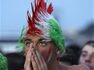 SMUTNÝ KOHOUT. Italský fanouek s extravagantním úesem v národních barvách má