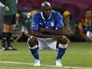 ZKLAMANÝ REBEL. Italský útoník Mario Balotelli jen tko skousával vysokou