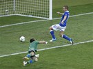 POSLEDNÍ GÓL EURA. panl Juan Mata trefuje odkrytou branku a dává poslední gól