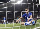 SMUTNÝ KONEC. Italský obránce Leonardo Bonucci zklaman kouká do sít, kam ped