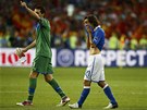 NEVYLO TO, ALE STEJN DÍKY! Italtí fotbalisté Buffon (vlevo) a Pirlo dkují