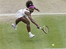 DOSÁHNE? Serena Williamsová vyráí za kraasem ve finále Wimbledonu.