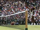 ZATLOUKAT, ZATLOUKAT, ZATLOUKAT. Serena Williamsová ze Spojených stát smeuje