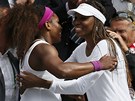 OSLAVA SE SESTROU. Serena Williamsová (vlevo) ovládla Wimbledon a o svou radost