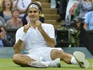 TAK JSEM TO DOKÁZAL. Dojatý Roger Federer slaví sedmé vítzství ve Wimbledonu.