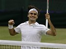 ASTNÁ SEDMIKA. Roger Federer slaví sedmý wimbledonský titul, který ho...