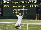 FENOMÉN. Roger Federer se raduje ze sedmého vítzství ve Wimbledonu.