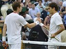 BYLS PROST LEPÍ. Poraený Andy Murray podává po zápase ruku Rogeru Federerovi.