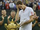 BOLÍ TO. Andy Murray po prohraném wimbledonském finále neskrýval zklamání.