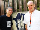 Ivan Trojan (vlevo) a reisér David Ondíek u plakátu k filmu Ve stínu