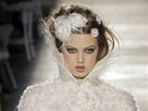 Z pehlídky haute couture Karl Lagerfeld for Chanel podzim-zima 2012/2013 v...