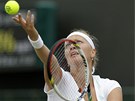 NA PODÁNÍ. Petra Kvitová servíruje v osmifinále Wimbledonu proti Francesce