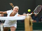 NATÁHNU SE. Petra Kvitová v osmifinále Wimbledonu.