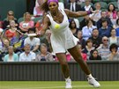 FORHEND. Serena Williamsová ve tvrtfinále Wimbledonu.