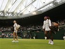 PED ZÁPASEM. Petra Kvitová a Serena Williamsová pichází na centrální kurt ve