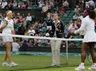 LOSOVÁNÍ. Petra Kvitová a Serena Williamsová ped zaátkem tvrtfinále