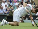 PÁD. Andy Murray se zvedá z kurtu po jednom z pád ve tvrtfinále Wimbledonu.