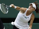 PODÁNÍ. Agnieszka Radwaská v prbhu semifinále Wimbledonu proti Angelique