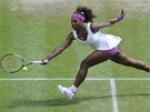 TO ZVLÁDNU. Serena Williamsová v semifinále Wimbledonu.
