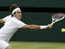 BEKHEND. Roger Federer pi jednom z úder v semifinále Wimbledonu proti Novaku