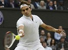 FORHEND. Roger Federer ve wimbledonském  semifinále proti Novaku Djokoviovi.