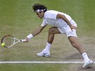 TO SEBERU. Roger Federer pi jednom z úder v semifinále Wimbledonu proti