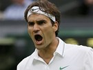 ANO! Roger Federer slaví úder ve wimbledonském semifinále proti Novaku