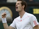 JÁ TO ZVLÁDL! Andy Murray slaví úspný úder v semifinále Wimbledonu.