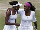 FINALISTKY. Venus a Serena Williamsová svedou ve WImbledonu souboj o trofej ve