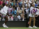FINALISTKY. Serena Williamsová a Agnieszka Radwaská pichází na kurt ped...