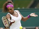 KONCENTRACE. Serena Williamsová se soustedí na úder ve finále Wimbledonu proti