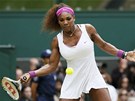 NÁPAH NA FORHEND. Serena Williamsová se soustedí na úder ve finále Wimbledonu