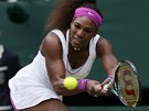 SÍLA. Serena Williamsová a její bekhend ve finále Wimbledonu.