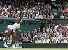 SERVIS. Serena Williamsová na podání ve wimbledonském finále proti Agnieszce