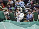 ODCHOD KVLI DETI. Andy Murray opoutí v prbhu wimbledonského finále...