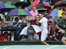 PAUZA KVLI DETI. Roger Federer opoutí v prbhu wimbledonského finále...